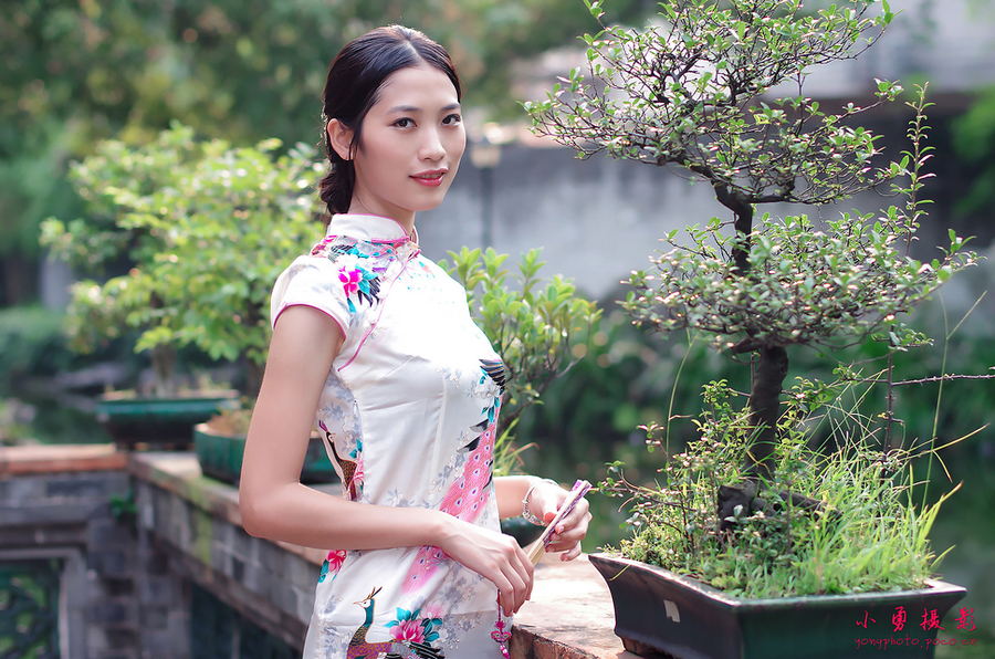 芳菲最新剃刮，时尚新潮与自我表达的艺术风采