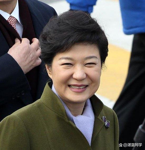 韩国前总统朴槿惠最新动态,实地分析解析说明_苹果款52.81.79